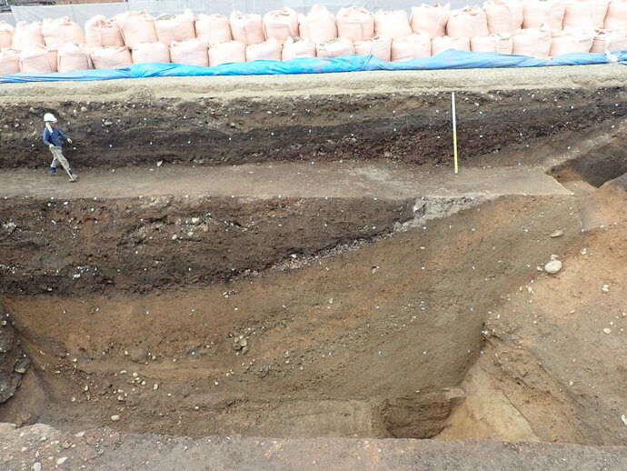 調査区（1）堀の埋土堆積状況の写真（東から撮影）