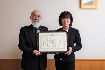 滝教育長と、受賞した寺沢先生