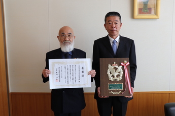 表彰された犬山西小学校の賞状を持つ滝教育長と永屋校長先生