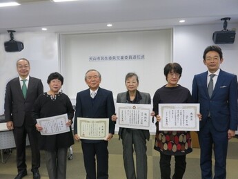 左から社会福祉協議会松浦会長、松尾伸子さん、村野賢次さん、成田すみ枝さん、酒井敏子さん、原市長の写真