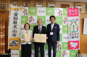 行政相談員の表敬訪問の様子