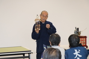 茶運人形について解説する九代目玉屋庄兵衛