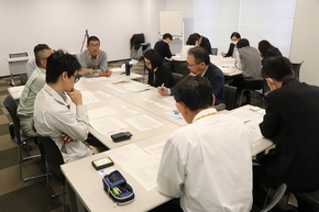 意見交換会を行う職員