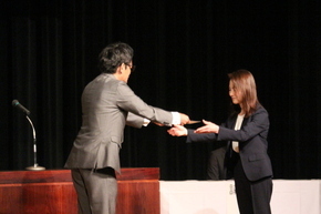 委嘱状伝達をする原市長と受け取る町会長