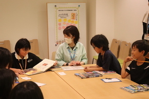 ポップの作成を学ぶ参加者
