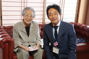 長寿祝いお祝いの品を贈呈する様子