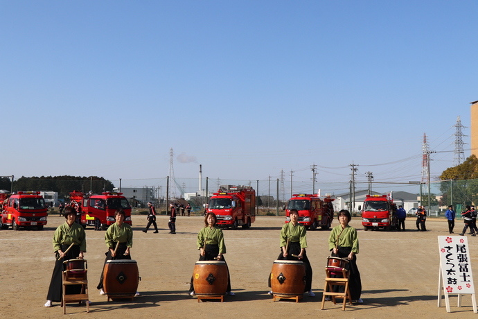 消防車を背景に和太鼓を演奏する「尾張冨士さくら太鼓」の写真