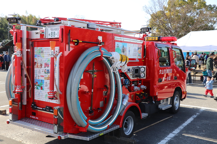 犬山北小学校児童の絵がラッピングされた消防団第1分団新車両の写真