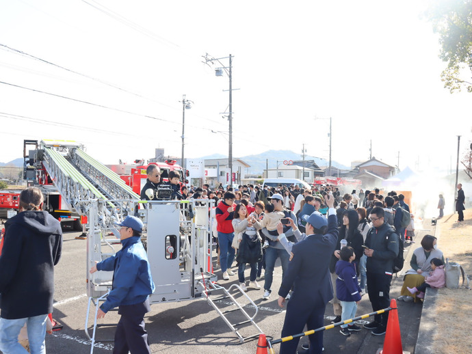 多くの人で賑わう消防広場の様子