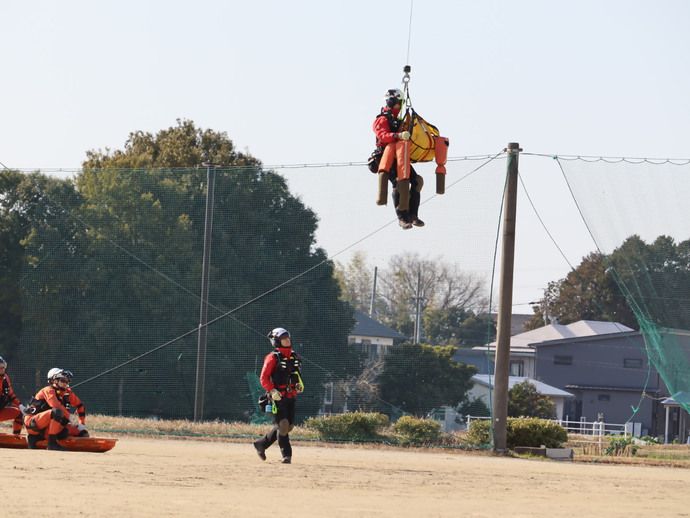 消防ヘリコプターで人を吊り救助訓練をしている様子
