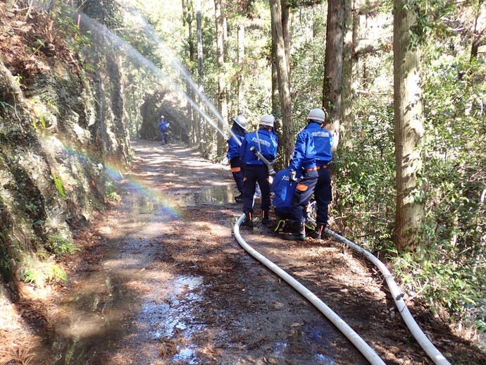消防団員の放水写真