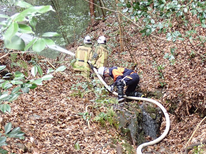 消防署員の放水写真