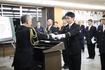 新入団員代表として辞令を受け取る第2分団加藤柊平さん