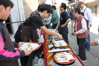 学生と一緒に店頭販売も経験する子どもたち