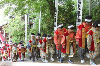 桃太郎の装束に身を包み祭殿へ向かう子どもたち