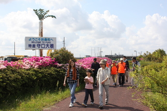 扶桑町の特産品守口大根のモニュメント近くで折り返し