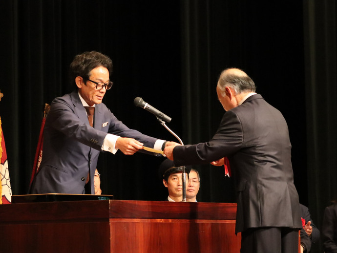 退職団員感謝状を渡す原市長の写真