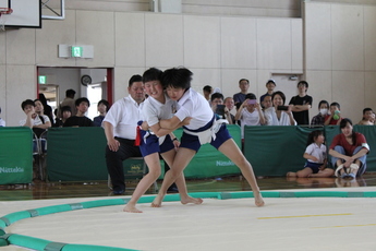 女子も一進一退の攻防に熱が入る