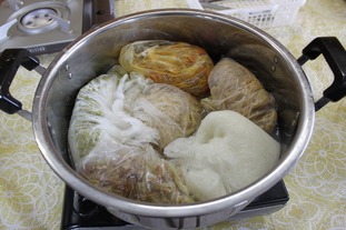 材料を入れ口を堅く縛ったポリ袋をひとつの鍋に入れて一度に調理できる