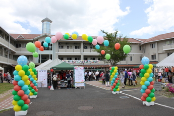 ひかり学園ふれあいフェスティバルの会場風景