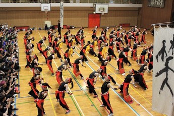 6月1日に犬山北小体育館で踊る主催チームの写真