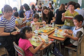 親子給食を楽しむ親子の写真