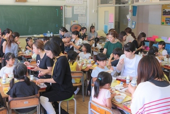 親子給食が開催されている教室の写真