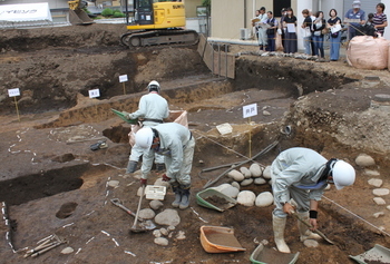 発掘現場の公開の様子