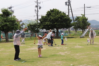 お年寄りと園児が向き合い手をあげて喜んでいる様子