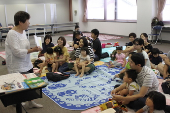 古川さんの読み聞かせに親子で夢中