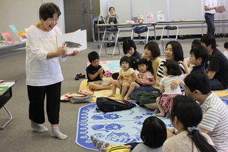 古川よし子さんによる読み聞かせに親子で夢中