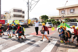 スクールガードによる道路横断の画像