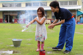 花火の持ち方を伝える消防団員