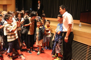 子どもたちとの記念撮影に応じる加藤氏