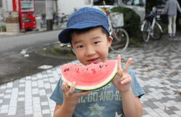 スイカをほおばる子ども