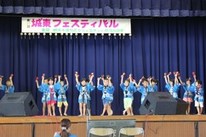 城東子ども未来園ぞう組の子らによる踊り