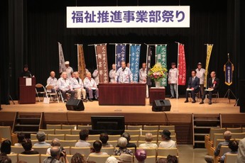 開会式で老人クラブ活動で健康寿命を延ばそうと呼びかける赤谷副会長