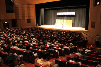 津軽三味線の演奏を聴く参加者