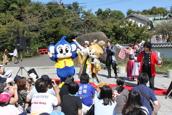 明治偉人隊とモンパ君と一緒に踊り披露