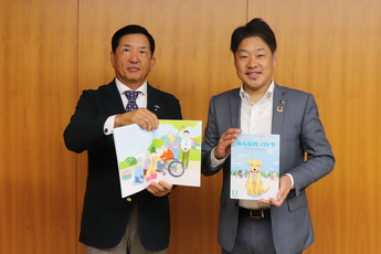 絵本を持つ太田代表と山田市長