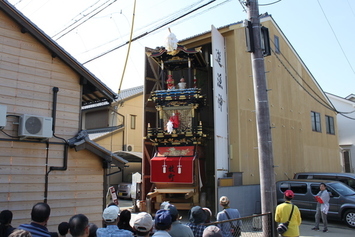 車山蔵前に曳きだされた車山で披露された枝町のからくり遊漁神