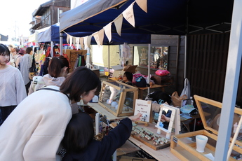 お店を眺める来場者の写真