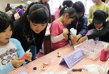 お気に入りのデザートを作る子どもたち