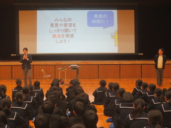 生徒の質問に答える山田市長