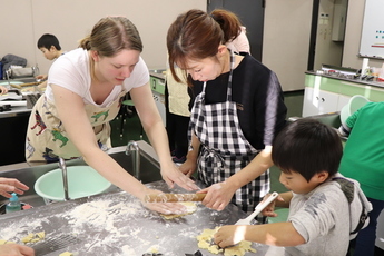 生地をこねる参加者