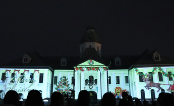 お菓子の城へ投影されるクリスマスを模した映像の写真