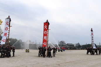 放水とはしご乗りを披露する消防団員