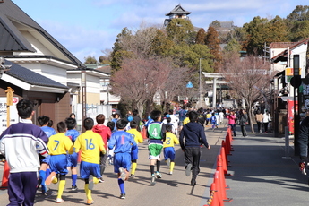 城下町を走るランナーの写真