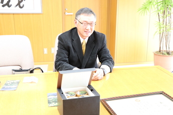 新作の犬山茶ジェラートを紹介する日比野さん