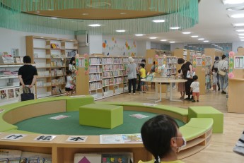 楽田ふれあい図書館の内部写真